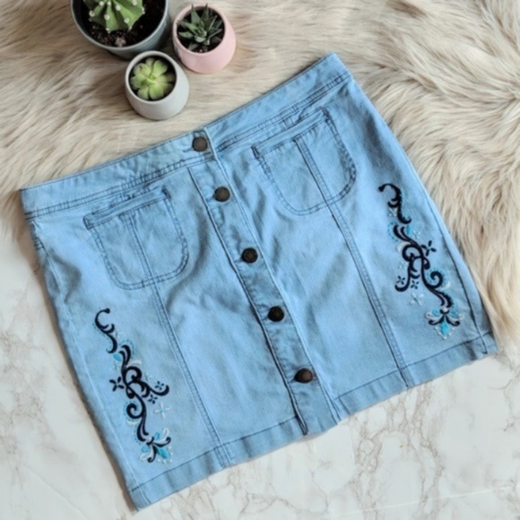 ROMEO & JULIET Embroidered Denim Skirt - Picture 4 of 8